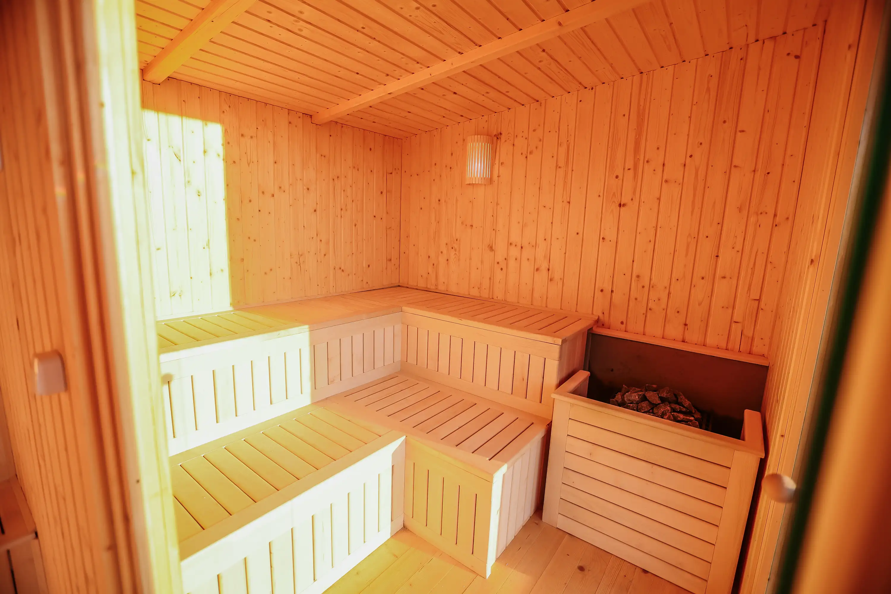 A szaunázás jótékony hatásai – hogyan segíti a tested és a lelked feltöltődését?